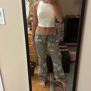 2000s Hollister Low Rise Cargo Pant - L (fits like medium)